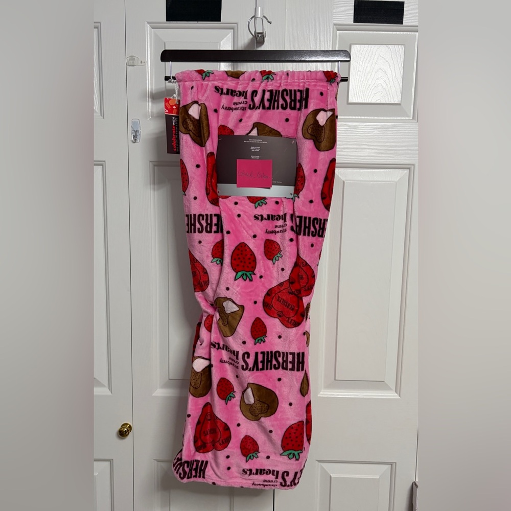 Hershey's Pink Strawberry Creme Hearts Fleece Throw Blanket - Picture 2 of 8